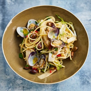 Spaghetti with clams and escarole